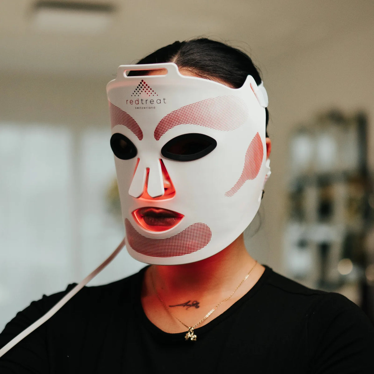 redtreat SolisMask im Einsatz, LED-Gesichtsmaske mit rotem Licht während der Wellnessroutine